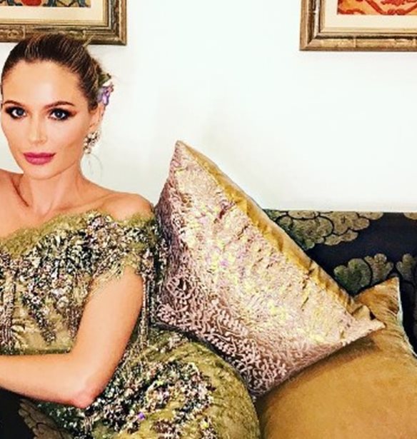 Georgina Chapman: &#x397; &#x3B3;&#x3C5;&#x3BD;&#x3B1;&#x3AF;&#x3BA;&#x3B1; &#x3C0;&#x3AF;&#x3C3;&#x3C9; &#x3B1;&#x3C0;&#x3CC; &#x3C4;&#x3BF; &#x3B5;&#x3C0;&#x3B9;&#x3C4;&#x3C5;&#x3C7;&#x3B7;&#x3BC;&#x3AD;&#x3BD;&#x3BF; label Marchesa