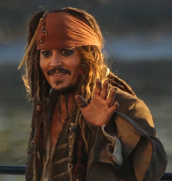 &#x395;&#x3C0;&#x3B9;&#x3C3;&#x3C4;&#x3C1;&#x3AD;&#x3C6;&#x3B5;&#x3B9; &#x3BF; Johnny Depp &#x3C3;&#x3C4;&#x3BF;&#x3C5;&#x3C2; &quot;&#x3A0;&#x3B5;&#x3B9;&#x3C1;&#x3B1;&#x3C4;&#x3AD;&#x3C2; &#x3C4;&#x3B7;&#x3C2; &#x39A;&#x3B1;&#x3C1;&#x3B1;&#x3CA;&#x3B2;&#x3B9;&#x3BA;&#x3AE;&#x3C2;&quot;; &#x3A0;&#x3BF;&#x3B9;&#x3B1; &#x3AE;&#x3C4;&#x3B1;&#x3BD; &#x3B7; &#x3B1;&#x3C0;&#x3AC;&#x3BD;&#x3C4;&#x3B7;&#x3C3;&#x3B7; &#x3C4;&#x3B7;&#x3C2; &#x3C0;&#x3BB;&#x3B5;&#x3C5;&#x3C1;&#x3AC;&#x3C2; &#x3C4;&#x3BF;&#x3C5; &#x3B7;&#x3B8;&#x3BF;&#x3C0;&#x3BF;&#x3B9;&#x3BF;&#x3CD;;