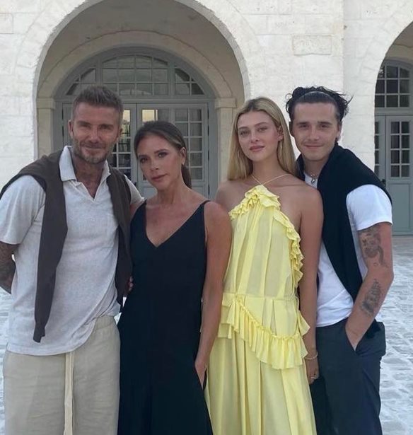 &quot;&#x394;&#x3B5;&#x3BD; &#x3C5;&#x3C0;&#x3AC;&#x3C1;&#x3C7;&#x3B5;&#x3B9; &#x3BA;&#x3B1;&#x3BC;&#x3B9;&#x3AC; &#x3BA;&#x3CC;&#x3BD;&#x3C4;&#x3C1;&#x3B1;&quot; | H Nicola Peltz &#x3BC;&#x3B9;&#x3BB;&#x3AC;&#x3B5;&#x3B9; &#x3B3;&#x3B9;&#x3B1; &#x3C4;&#x3B7; &#x3C3;&#x3C7;&#x3AD;&#x3C3;&#x3B7; &#x3C4;&#x3B7;&#x3C2; &#x3BC;&#x3B5; &#x3C4;&#x3B7;&#x3BD; &#x3C0;&#x3B5;&#x3B8;&#x3B5;&#x3C1;&#x3AC; &#x3C4;&#x3B7;&#x3C2;, Victoria Beckham