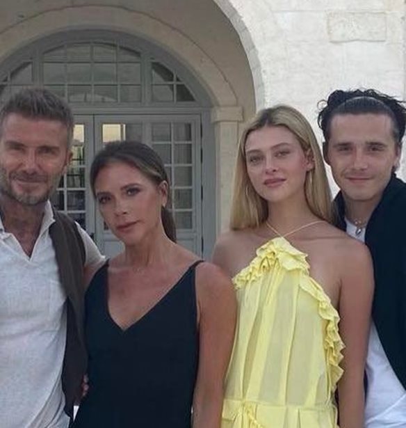 &#x397; Nicola Peltz &#x3AD;&#x3B2;&#x3B1;&#x3BB;&#x3B5; &#x3C4;&#x3AD;&#x3BB;&#x3BF;&#x3C2; &#x3C3;&#x3C4;&#x3B7; &#x3C6;&#x3B7;&#x3BC;&#x3BF;&#x3BB;&#x3BF;&#x3B3;&#x3BF;&#x3CD;&#x3BC;&#x3B5;&#x3BD;&#x3B7; &#x3B4;&#x3B9;&#x3B1;&#x3BC;&#x3AC;&#x3C7;&#x3B7; &#x3BC;&#x3B5; &#x3C4;&#x3B7; Victoria Beckham