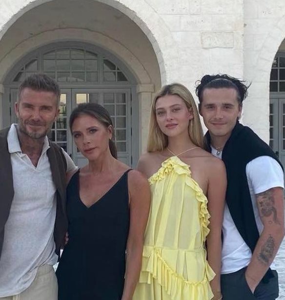 Victoria Beckham | &#x397; &#x3C3;&#x3C0;&#x3AC;&#x3BD;&#x3B9;&#x3B1; &#x3AD;&#x3BD;&#x3B4;&#x3B5;&#x3B9;&#x3BE;&#x3B7; &#x3C4;&#x3C1;&#x3C5;&#x3C6;&#x3B5;&#x3C1;&#x3CC;&#x3C4;&#x3B7;&#x3C4;&#x3B1;&#x3C2;, &#x3B1;&#x3B3;&#x3BA;&#x3B1;&#x3BB;&#x3B9;&#x3AC; &#x3BC;&#x3B5; &#x3C4;&#x3B7; Nicola Peltz