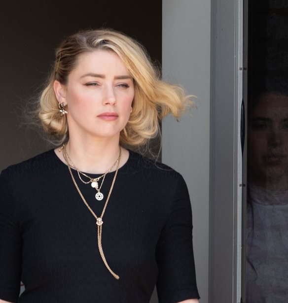 Amber Heard | &#x3A0;&#x3BF;&#x3CD; &#x3B2;&#x3C1;&#x3AF;&#x3C3;&#x3BA;&#x3B5;&#x3C4;&#x3B1;&#x3B9; &#x3BA;&#x3B1;&#x3B9; &#x3C4;&#x3B9; &#x3BA;&#x3AC;&#x3BD;&#x3B5;&#x3B9; &#x3C3;&#x3AE;&#x3BC;&#x3B5;&#x3C1;&#x3B1; &#x3B7; &#x3B7;&#x3B8;&#x3BF;&#x3C0;&#x3BF;&#x3B9;&#x3CC;&#x3C2;