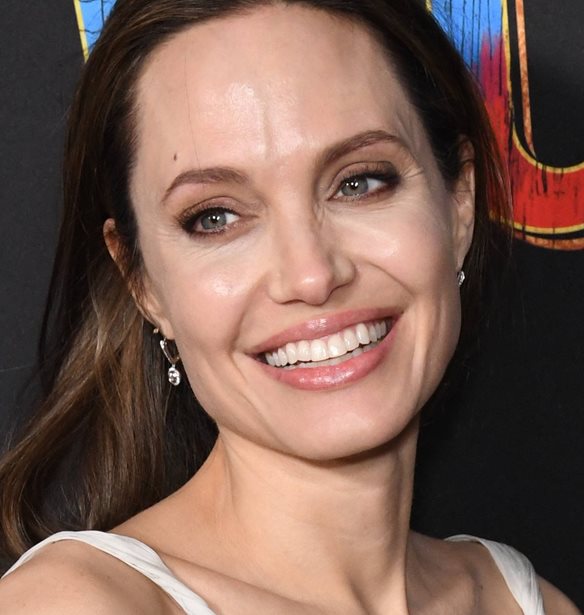 Angelina Jolie | &#x3A0;&#x3BF;&#x3B9;&#x3B1; &#x3B4;&#x3B9;&#x3AC;&#x3C3;&#x3B7;&#x3BC;&#x3B7; &#x3B7;&#x3B8;&#x3BF;&#x3C0;&#x3BF;&#x3B9;&#x3CC;&#x3C2; &#x3B2;&#x3C1;&#x3AF;&#x3C3;&#x3BA;&#x3B5;&#x3C4;&#x3B1;&#x3B9; &#x3C3;&#x3C4;&#x3BF; &#x3C0;&#x3BB;&#x3B5;&#x3C5;&#x3C1;&#x3CC; &#x3C4;&#x3B7;&#x3C2; &#x3C4;&#x3B7; &#x3B4;&#x3CD;&#x3C3;&#x3BA;&#x3BF;&#x3BB;&#x3B7; &#x3C0;&#x3B5;&#x3C1;&#x3AF;&#x3BF;&#x3B4;&#x3BF; &#x3C0;&#x3BF;&#x3C5; &#x3B2;&#x3B9;&#x3CE;&#x3BD;&#x3B5;&#x3B9;