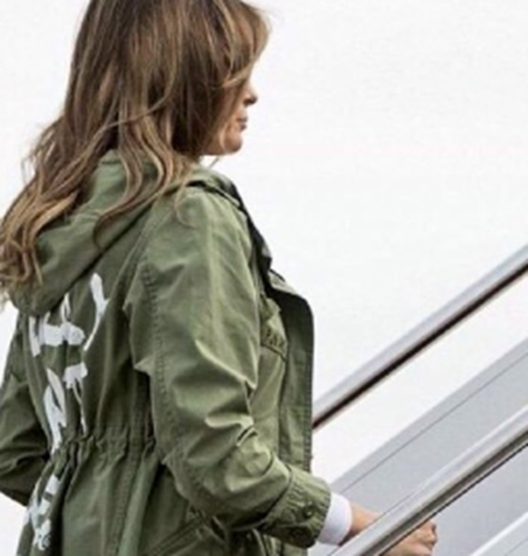 &#x39F;&#x3B9; &#x3B4;&#x3B9;&#x3AC;&#x3C3;&#x3B7;&#x3BC;&#x3BF;&#x3B9; &#x3B1;&#x3C0;&#x3B1;&#x3BD;&#x3C4;&#x3BF;&#x3CD;&#x3BD; &#x3C3;&#x3C4;&#x3B7;&#x3BD; Melania Trump &#x3B3;&#x3B9;&#x3B1; &#x3C4;&#x3BF; &#x3B1;&#x3BC;&#x3C6;&#x3B9;&#x3BB;&#x3B5;&#x3B3;&#x3CC;&#x3BC;&#x3B5;&#x3BD;&#x3BF; &#x3BC;&#x3AE;&#x3BD;&#x3C5;&#x3BC;&#x3B1; &#x3C3;&#x3C4;&#x3BF; jacket &#x3C4;&#x3B7;&#x3C2;