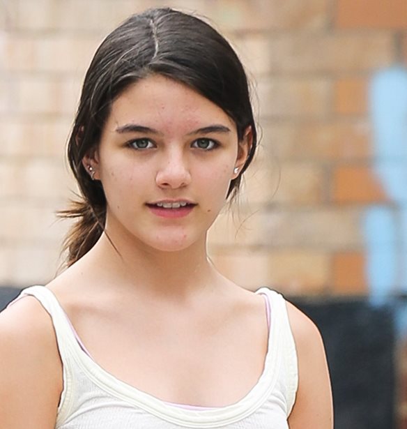 Suri Cruise | &#x395;&#x3C0;&#x3B9;&#x3C4;&#x3AD;&#x3BB;&#x3BF;&#x3C5;&#x3C2;, &#x3BC;&#x3AF;&#x3B1; 16&#x3C7;&#x3C1;&#x3BF;&#x3BD;&#x3B7; &#x3C0;&#x3BF;&#x3C5; &#x3BD;&#x3C4;&#x3CD;&#x3BD;&#x3B5;&#x3C4;&#x3B1;&#x3B9; &#x3C3;&#x3CD;&#x3BC;&#x3C6;&#x3C9;&#x3BD;&#x3B1; &#x3BC;&#x3B5; &#x3C4;&#x3B7;&#x3BD; &#x3B7;&#x3BB;&#x3B9;&#x3BA;&#x3AF;&#x3B1; &#x3C4;&#x3B7;&#x3C2;