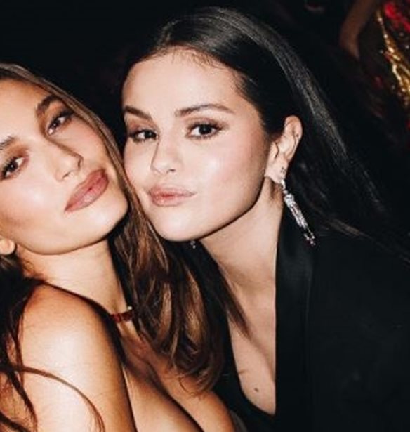 &#x397; Selena Gomez &#x3AD;&#x3BB;&#x3C5;&#x3C3;&#x3B5; &#x3C4;&#x3B7; &#x3C3;&#x3B9;&#x3C9;&#x3C0;&#x3AE; &#x3C4;&#x3B7;&#x3C2; &#x3B3;&#x3B9;&#x3B1; &#x3C4;&#x3B7;&#x3BD; &#x3BA;&#x3BF;&#x3B9;&#x3BD;&#x3AE; &#x3C4;&#x3B7;&#x3C2; &#x3C6;&#x3C9;&#x3C4;&#x3BF;&#x3B3;&#x3C1;&#x3B1;&#x3C6;&#x3AF;&#x3B1; &#x3BC;&#x3B5; &#x3C4;&#x3B7; Hailey Bieber