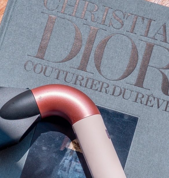 &#x397; Dyson Beauty &#x3B5;&#x3C0;&#x3B9;&#x3C3;&#x3C4;&#x3C1;&#x3AD;&#x3C6;&#x3B5;&#x3B9; &#x3C3;&#x3C4;&#x3BF; &#x3A6;&#x3B5;&#x3C3;&#x3C4;&#x3B9;&#x3B2;&#x3AC;&#x3BB; &#x39A;&#x3B1;&#x3BD;&#x3BD;&#x3CE;&#x3BD; &#x3BC;&#x3B5; &#x3C4;&#x3BF;&#x3BD; &#x3BF;&#x3AF;&#x3BA;&#x3BF; Dior