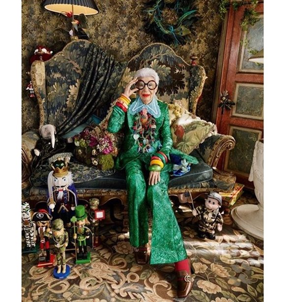 &#x397; Iris Apfel &#x3B5;&#x3AF;&#x3BD;&#x3B1;&#x3B9; &#x3BA;&#x3B1;&#x3B9; &#x3B5;&#x3C0;&#x3B9;&#x3C3;&#x3AE;&#x3BC;&#x3C9;&#x3C2; &#x3B7;...&#x3B3;&#x3B7;&#x3C1;&#x3B1;&#x3B9;&#x3CC;&#x3C4;&#x3B5;&#x3C1;&#x3B7; Barbie &#x3C3;&#x3C4;&#x3BF;&#x3BD; &#x3BA;&#x3CC;&#x3C3;&#x3BC;&#x3BF;