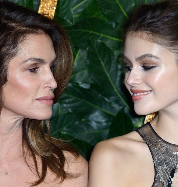 Cindy Crawford - Kaia Gerber | &#x3A6;&#x3CC;&#x3C1;&#x3B5;&#x3C3;&#x3B1;&#x3BD; &#x3C4;&#x3BF; &#x3AF;&#x3B4;&#x3B9;&#x3BF; outfit &#x3BA;&#x3B1;&#x3B9; &#x3BC;&#x3BF;&#x3B9;&#x3AC;&#x3B6;&#x3BF;&#x3C5;&#x3BD; &#x3C3;&#x3B1;&#x3BD; &#x3B4;&#x3AF;&#x3B4;&#x3C5;&#x3BC;&#x3B5;&#x3C2;