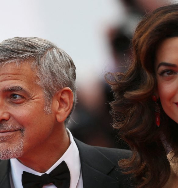 Amal Clooney | 8 &#x3C7;&#x3C1;&#x3CC;&#x3BD;&#x3B9;&#x3B1; &#x3BC;&#x3B5;&#x3C4;&#x3AC; &#x3B8;&#x3C5;&#x3BC;&#x3CC;&#x3BC;&#x3B1;&#x3C3;&#x3C4;&#x3B5; &#x3C4;&#x3BF; &#x3C4;&#x3B5;&#x3BB;&#x3B5;&#x3C5;&#x3C4;&#x3B1;&#x3AF;&#x3BF; &quot;&#x3B1;&#x3C5;&#x3B8;&#x3B5;&#x3BD;&#x3C4;&#x3B9;&#x3BA;&#x3CC;&quot; Oscar de la Renta &#x3BD;&#x3C5;&#x3C6;&#x3B9;&#x3BA;&#x3CC;