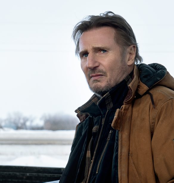 Double Standard | &#x38C;&#x3C4;&#x3B1;&#x3BD; &#x3BF; Liam Neeson &#x3C3;&#x3C4;&#x3B1; 70 &#x3C4;&#x3BF;&#x3C5; &#x3C0;&#x3B1;&#x3AF;&#x3B6;&#x3B5;&#x3B9; &#x3C3;&#x3B5; &#x3C4;&#x3B1;&#x3B9;&#x3BD;&#x3AF;&#x3B5;&#x3C2; &#x3B4;&#x3C1;&#x3AC;&#x3C3;&#x3B5;&#x3B9;&#x3C2;, &#x3B5;&#x3BD;&#x3CE; &#x3BC;&#x3B9;&#x3B1; &#x3B3;&#x3C5;&#x3BD;&#x3B1;&#x3AF;&#x3BA;&#x3B1; &#x3C3;&#x3C4;&#x3B1; 40 &#x3B8;&#x3B5;&#x3C9;&#x3C1;&#x3B5;&#x3AF;&#x3C4;&#x3B1;&#x3B9; &#x3BC;&#x3B5;&#x3B3;&#x3AC;&#x3BB;&#x3B7;