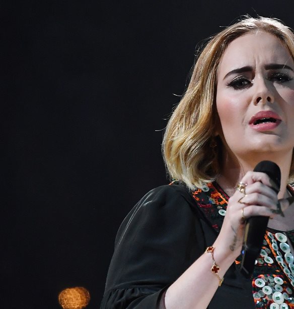 &#x397; Adele &#x3BC;&#x3B5; &#x3B4;&#x3AC;&#x3BA;&#x3C1;&#x3C5;&#x3B1; &#x3C3;&#x3C4;&#x3B1; &#x3BC;&#x3AC;&#x3C4;&#x3B9;&#x3B1; &#x3B1;&#x3C0;&#x3BF;&#x3BB;&#x3BF;&#x3B3;&#x3B5;&#x3AF;&#x3C4;&#x3B1;&#x3B9;: &quot;&#x39D;&#x3B9;&#x3CE;&#x3B8;&#x3C9; &#x3BC;&#x3B5;&#x3B3;&#x3AC;&#x3BB;&#x3B7; &#x3BD;&#x3C4;&#x3C1;&#x3BF;&#x3C0;&#x3AE;&quot;