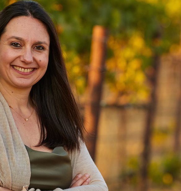 &#x38C;&#x3BB;&#x3B3;&#x3B1; &#x39A;&#x3B1;&#x3C1;&#x3B1;&#x3C0;&#x3AC;&#x3BD;&#x3BF;&#x3C5;-Crawford | &#x397; &#x3C0;&#x3C1;&#x3CE;&#x3C4;&#x3B7; &#x395;&#x3BB;&#x3BB;&#x3B7;&#x3BD;&#x3AF;&#x3B4;&#x3B1; Master of Wine, &#x3BC;&#x3B5; &#x3AD;&#x3B4;&#x3C1;&#x3B1; &#x3C4;&#x3B7; &#x39D;&#x3AC;&#x3C0;&#x3B1; &#x3C4;&#x3B7;&#x3C2; &#x39A;&#x3B1;&#x3BB;&#x3B9;&#x3C6;&#x3CC;&#x3C1;&#x3BD;&#x3B9;&#x3B1;&#x3C2;, &#x3BC;&#x3B9;&#x3BB;&#x3AC;&#x3B5;&#x3B9; &#x3B3;&#x3B9;&#x3B1; &#x3C4;&#x3BF; &#x3B5;&#x3BB;&#x3BB;&#x3B7;&#x3BD;&#x3B9;&#x3BA;&#x3CC; &#x3BA;&#x3C1;&#x3B1;&#x3C3;&#x3AF; &#x3BA;&#x3B1;&#x3B9; &#x3B4;&#x3B9;&#x3B7;&#x3B3;&#x3B5;&#x3AF;&#x3C4;&#x3B1;&#x3B9; &#x3C4;&#x3B7; &#x3B4;&#x3B9;&#x3B1;&#x3B4;&#x3C1;&#x3BF;&#x3BC;&#x3AE; &#x3C4;&#x3B7;&#x3C2;