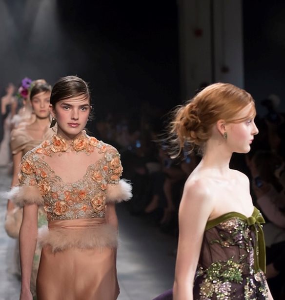 &#x397; Georgina Chapman &#x3B1;&#x3BA;&#x3C5;&#x3C1;&#x3CE;&#x3BD;&#x3B5;&#x3B9; &#x3C4;&#x3BF; show &#x3C4;&#x3BF;&#x3C5; &#x3BF;&#x3AF;&#x3BA;&#x3BF;&#x3C5; Marchesa &#x3C3;&#x3C4;&#x3B7;&#x3BD; &#x395;&#x3B2;&#x3B4;&#x3BF;&#x3BC;&#x3AC;&#x3B4;&#x3B1; &#x39C;&#x3CC;&#x3B4;&#x3B1;&#x3C2;