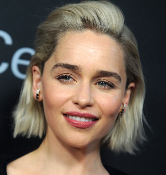 &#x397; Emilia Clarke &#x3BC;&#x3CC;&#x3BB;&#x3B9;&#x3C2; &#x3AD;&#x3BA;&#x3BF;&#x3C8;&#x3B5; &#x3C4;&#x3B1; &#x3BC;&#x3B1;&#x3BB;&#x3BB;&#x3B9;&#x3AC; &#x3C4;&#x3B7;&#x3C2; (&#x3C0;&#x3BF;&#x3BB;&#x3CD;!) &#x3BA;&#x3BF;&#x3BD;&#x3C4;&#x3AC;