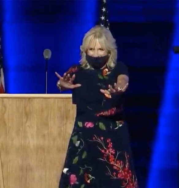 Jill Biden | H &#x3C0;&#x3C1;&#x3CE;&#x3C4;&#x3B7; &#x3B4;&#x3B7;&#x3BC;&#x3CC;&#x3C3;&#x3B9;&#x3B1; &#x3B5;&#x3BC;&#x3C6;&#x3AC;&#x3BD;&#x3B9;&#x3C3;&#x3B7; &#x3C9;&#x3C2; &#x3A0;&#x3C1;&#x3CE;&#x3C4;&#x3B7; &#x39A;&#x3C5;&#x3C1;&#x3AF;&#x3B1; &#x3BC;&#x3B5; Oscar de la Renta