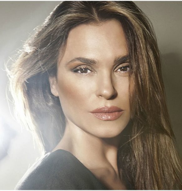 Celia Kritharioti | &#x397; &#x3BD;&#x3AD;&#x3B1; &#x3C4;&#x3B7;&#x3C2; &#x3B5;&#x3C0;&#x3B1;&#x3B3;&#x3B3;&#x3B5;&#x3BB;&#x3BC;&#x3B1;&#x3C4;&#x3B9;&#x3BA;&#x3AE; &#x3C3;&#x3C5;&#x3BD;&#x3B5;&#x3C1;&#x3B3;&#x3B1;&#x3C3;&#x3AF;&#x3B1; &#x3BC;&#x3B5; &#x3C4;&#x3B7;&#x3BD; &#x3BA;&#x3CC;&#x3C1;&#x3B7; &#x3C4;&#x3BF;&#x3C5; Mick Jagger