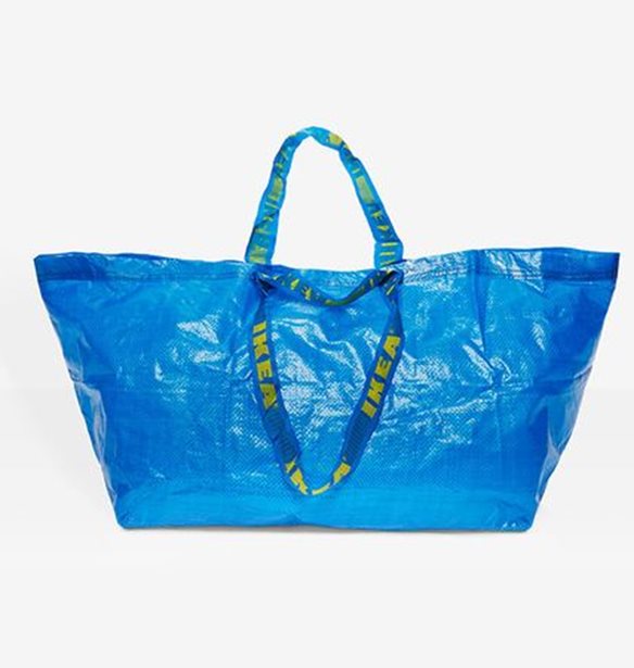 H IKEA μόλις δημοσίευσε το πιο χιουμοριστικό post για τη νέα τσάντα του οίκου Balenciaga