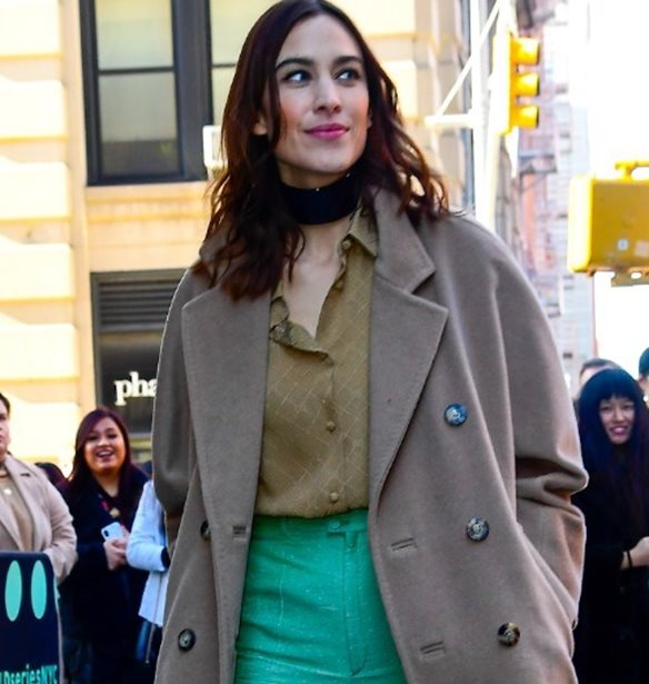 Victoria Beckham – Alexa Chung | Φόρεσαν το χρώμα που θα δεις παντού το 2020