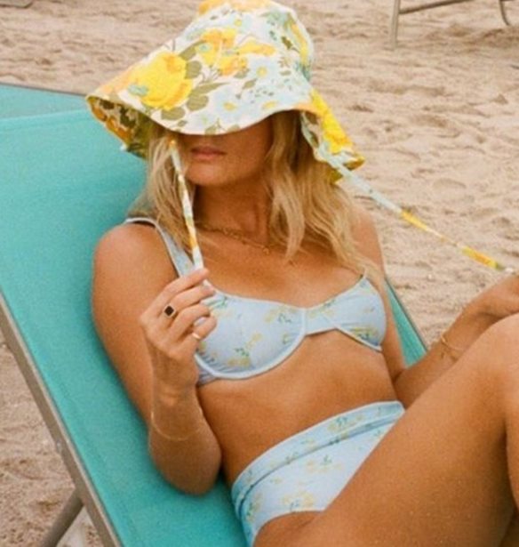 Έχεις μικρό στήθος; Αυτό είναι το ιδανικό μαγιό για εσένα