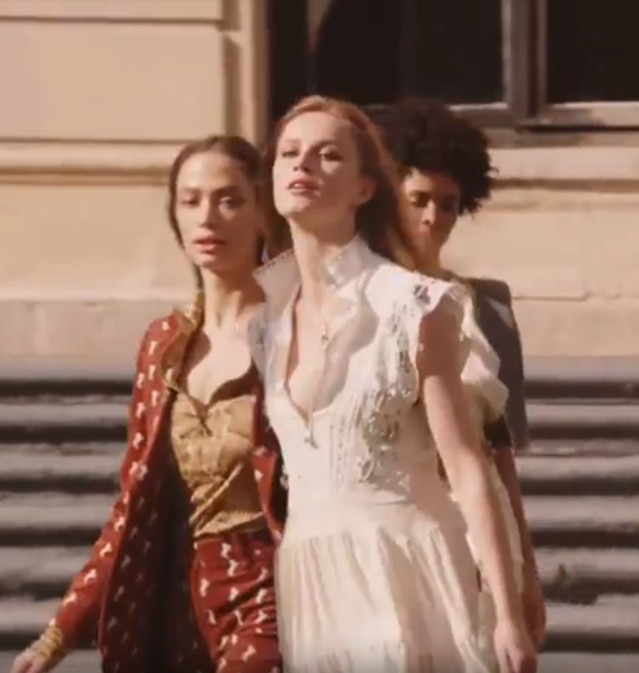 H &#x3C0;&#x3C1;&#x3CE;&#x3C4;&#x3B7; &#x3BA;&#x3B1;&#x3BC;&#x3C0;&#x3AC;&#x3BD;&#x3B9;&#x3B1; &#x3C4;&#x3B7;&#x3C2; Natacha Ramsay-Levi &#x3B3;&#x3B9;&#x3B1; &#x3C4;&#x3B7;&#x3BD; Chlo&#xE9; &#x3B5;&#x3BE;&#x3B5;&#x3C1;&#x3B5;&#x3C5;&#x3BD;&#x3AC; &#x3C4;&#x3B7; &#x3C3;&#x3CD;&#x3B3;&#x3C7;&#x3C1;&#x3BF;&#x3BD;&#x3B7; &#x3B8;&#x3B7;&#x3BB;&#x3C5;&#x3BA;&#x3CC;&#x3C4;&#x3B7;&#x3C4;&#x3B1;