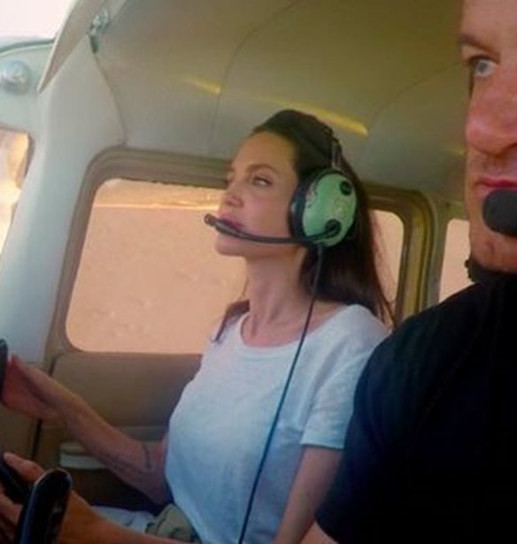 Angelina Jolie | &#x389;&#x3BE;&#x3B5;&#x3C1;&#x3B5;&#x3C2; &#x3CC;&#x3C4;&#x3B9; &#x3AD;&#x3C7;&#x3B5;&#x3B9; &#x3B4;&#x3AF;&#x3C0;&#x3BB;&#x3C9;&#x3BC;&#x3B1; &#x3B3;&#x3B9;&#x3B1; &#x3BD;&#x3B1; &#x3C0;&#x3B5;&#x3C4;&#x3AC;&#x3B5;&#x3B9; &#x3B1;&#x3B5;&#x3C1;&#x3BF;&#x3C0;&#x3BB;&#x3AC;&#x3BD;&#x3BF;;!