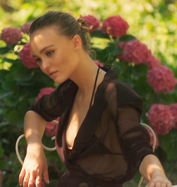 &#x3A4;&#x3BF; behind the scenes &#x3B2;&#x3AF;&#x3BD;&#x3C4;&#x3B5;&#x3BF; &#x3C4;&#x3B7;&#x3C2; Lily-Rose Depp &#x3B3;&#x3B9;&#x3B1; &#x3C4;&#x3BF;&#x3BD; &#x3BF;&#x3AF;&#x3BA;&#x3BF; Chanel