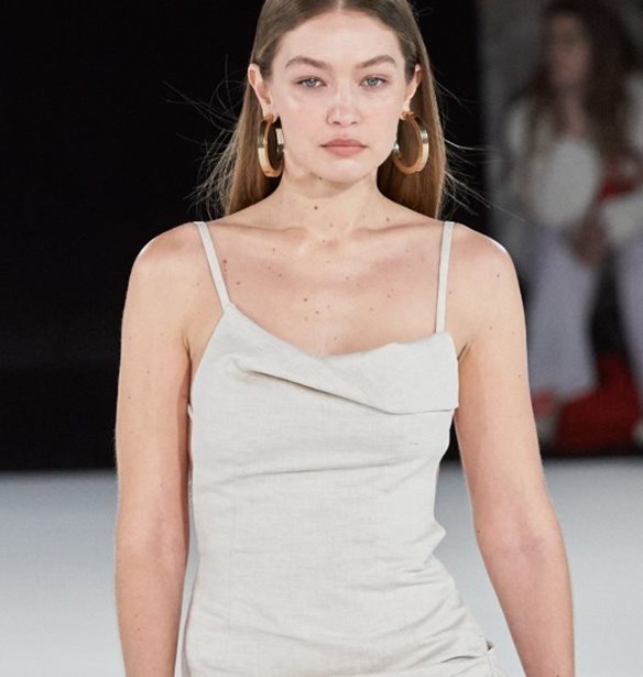 &#x397; Gigi Hadid &#x3AD;&#x3B4;&#x3B5;&#x3B9;&#x3BE;&#x3B5; &#x3B3;&#x3B9;&#x3B1; &#x3C0;&#x3C1;&#x3CE;&#x3C4;&#x3B7; &#x3C6;&#x3BF;&#x3C1;&#x3AC; &#x3C4;&#x3B7;&#x3BD; &#x3C6;&#x3BF;&#x3C5;&#x3C3;&#x3BA;&#x3C9;&#x3BC;&#x3AD;&#x3BD;&#x3B7; &#x3C4;&#x3B7;&#x3C2; &#x3BA;&#x3BF;&#x3B9;&#x3BB;&#x3AF;&#x3C4;&#x3C3;&#x3B1;