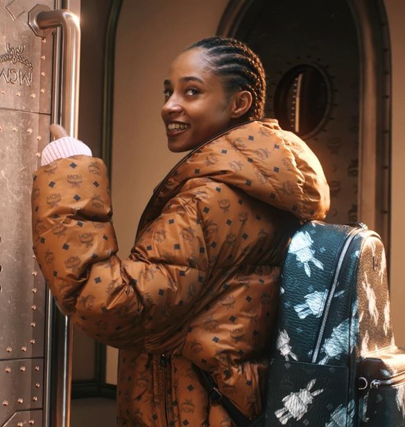 &#x395;&#x3C0;&#x3B9;&#x3B2;&#x3B9;&#x3B2;&#x3B1;&#x3C3;&#x3C4;&#x3B5;&#x3AF;&#x3C4;&#x3B5; &#x3C3;&#x3C4;&#x3BF; Holiday Express | &#x397; MCM &#x3C0;&#x3B1;&#x3C1;&#x3BF;&#x3C5;&#x3C3;&#x3B9;&#x3AC;&#x3B6;&#x3B5;&#x3B9; &#x3C4;&#x3B7; &#x3BD;&#x3AD;&#x3B1; &#x3B5;&#x3BF;&#x3C1;&#x3C4;&#x3B1;&#x3C3;&#x3C4;&#x3B9;&#x3BA;&#x3AE; &#x3BA;&#x3B1;&#x3BC;&#x3C0;&#x3AC;&#x3BD;&#x3B9;&#x3B1; &#x3C4;&#x3B7;&#x3C2;