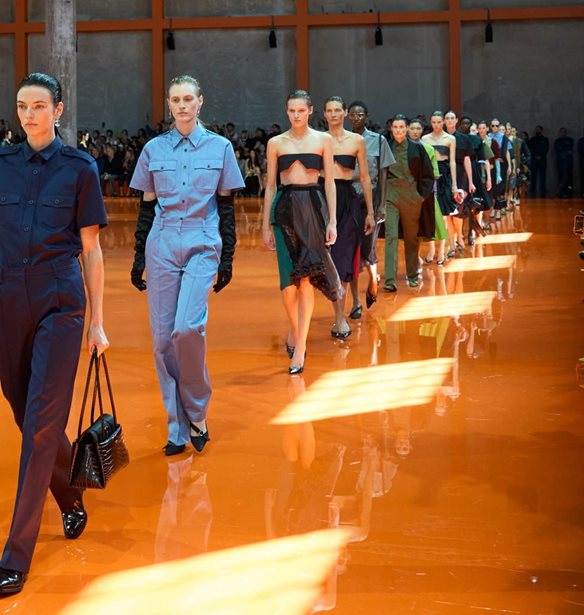 Prada SS26 | &#x397; &#x3C6;&#x3B9;&#x3BB;&#x3C4;&#x3C1;&#x3B1;&#x3C1;&#x3B9;&#x3C3;&#x3BC;&#x3AD;&#x3BD;&#x3B7; &#x3BA;&#x3BF;&#x3BC;&#x3C8;&#x3CC;&#x3C4;&#x3B7;&#x3C4;&#x3B1; &#x3C4;&#x3B7;&#x3C2; Miuccia Prada &#x3BA;&#x3B1;&#x3B9; &#x3C4;&#x3BF;&#x3C5; Raf Simons