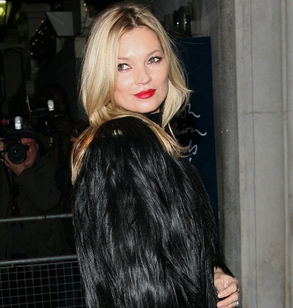 &#x397; Kate Moss &#x3B5;&#x3C4;&#x3BF;&#x3B9;&#x3BC;&#x3AC;&#x3B6;&#x3B5;&#x3B9; &#x3AD;&#x3BD;&#x3B1; &#x3BD;&#x3C4;&#x3BF;&#x3BA;&#x3B9;&#x3BC;&#x3B1;&#x3BD;&#x3C4;&#x3AD;&#x3C1; &#x3B3;&#x3B9;&#x3B1; &#x3C4;&#x3B7; &#x3B6;&#x3C9;&#x3AE; &#x3C4;&#x3BF;&#x3C5; George Michael