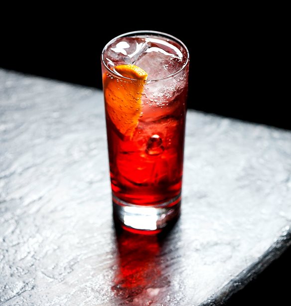&#x393;&#x3B9;&#x3B1;&#x3C4;&#x3AF; &#x3C4;&#x3BF; Highball cocktail &#x3C4;&#x3B1;&#x3B9;&#x3C1;&#x3B9;&#x3AC;&#x3B6;&#x3B5;&#x3B9; &#x3C3;&#x3B5; &#x3BA;&#x3AC;&#x3B8;&#x3B5; &#x3B5;&#x3C0;&#x3BF;&#x3C7;&#x3AE;