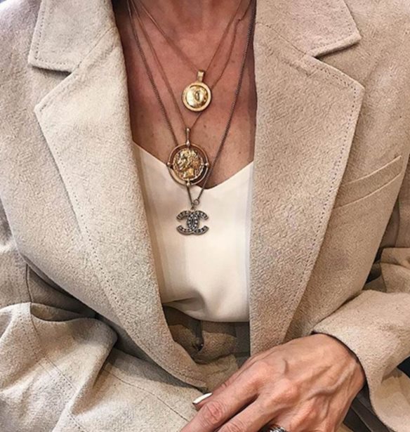 Πώς να φορέσω κολιέ; 5 κανόνες για το τέλειο layering κοσμημάτων στο λαιμό