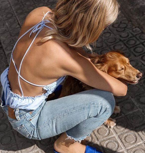 Με αυτές τις τάσεις συνδυάζουν τα it-girls το τζιν παντελόνι τώρα