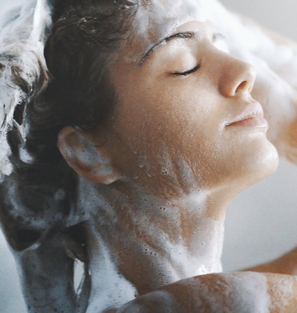 Τελικά είναι καλύτερο να κάνεις μπάνιο το πρωί ή το βράδυ;