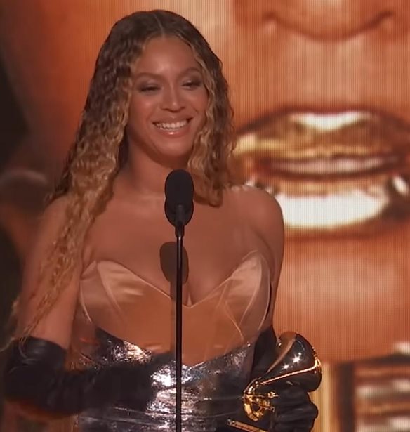 Grammys 2023 | &#x39F;&#x3B9; &#x3C3;&#x3C4;&#x3B9;&#x3B3;&#x3BC;&#x3AD;&#x3C2; &#x3C0;&#x3BF;&#x3C5; &#x3AD;&#x3B3;&#x3C1;&#x3B1;&#x3C8;&#x3B1;&#x3BD; &#x3B9;&#x3C3;&#x3C4;&#x3BF;&#x3C1;&#x3AF;&#x3B1; &#x3C3;&#x3C4;&#x3BF;&#x3BD; &#x3BC;&#x3BF;&#x3C5;&#x3C3;&#x3B9;&#x3BA;&#x3CC; &#x3B8;&#x3B5;&#x3C3;&#x3BC;&#x3CC;