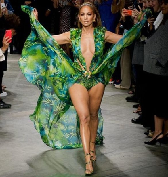 H J.L&#x3BF; &#x3AD;&#x3BA;&#x3BB;&#x3B5;&#x3B9;&#x3C3;&#x3B5; &#x3C4;&#x3BF; show Versace &#x3BE;&#x3B1;&#x3BD;&#x3B1;&#x3C6;&#x3BF;&#x3C1;&#x3CE;&#x3BD;&#x3C4;&#x3B1;&#x3C2; &#x3C4;&#x3BF; iconic jungle &#x3C6;&#x3CC;&#x3C1;&#x3B5;&#x3BC;&#x3B1;!