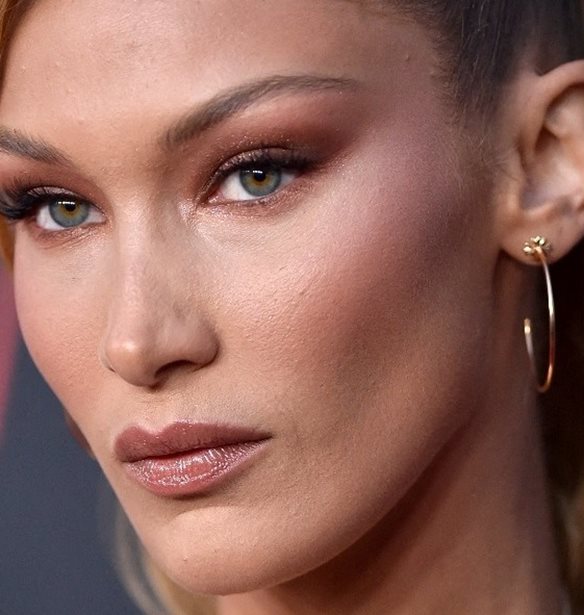 Bella Hadid | &#x391;&#x3C5;&#x3C4;&#x3AE; &#x3B5;&#x3AF;&#x3BD;&#x3B1;&#x3B9; &#x3B7; it bag &#x3C0;&#x3BF;&#x3C5; &#x3B4;&#x3B5;&#x3BD; &#x3B1;&#x3C0;&#x3BF;&#x3C7;&#x3C9;&#x3C1;&#x3AF;&#x3B6;&#x3B5;&#x3C4;&#x3B1;&#x3B9; &#x3C3;&#x3C4;&#x3B9;&#x3C2; &#x3B5;&#x3BC;&#x3C6;&#x3B1;&#x3BD;&#x3AF;&#x3C3;&#x3B5;&#x3B9;&#x3C2; &#x3C4;&#x3B7;&#x3C2; &#x3C3;&#x3C4;&#x3BF; &#x3A0;&#x3B1;&#x3C1;&#x3AF;&#x3C3;&#x3B9;