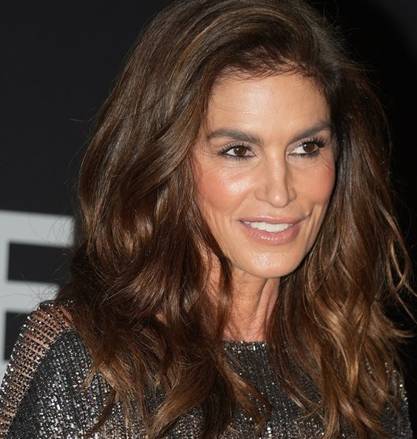 &#x397; Cindy Crawford &#x3C0;&#x3B5;&#x3B9;&#x3C1;&#x3B1;&#x3BC;&#x3B1;&#x3C4;&#x3AF;&#x3B6;&#x3B5;&#x3C4;&#x3B1;&#x3B9; &#x3BC;&#x3B5; &#x3C4;&#x3B1; &#x3BC;&#x3B1;&#x3BB;&#x3BB;&#x3B9;&#x3AC; &#x3C4;&#x3B7;&#x3C2; &#x3BA;&#x3B1;&#x3B9; &#x3B8;&#x3C5;&#x3BC;&#x3AF;&#x3B6;&#x3B5;&#x3B9; &#x3C4;&#x3B7;&#x3BD; &#x3BA;&#x3CC;&#x3C1;&#x3B7; &#x3C4;&#x3B7;&#x3C2;, Kaia