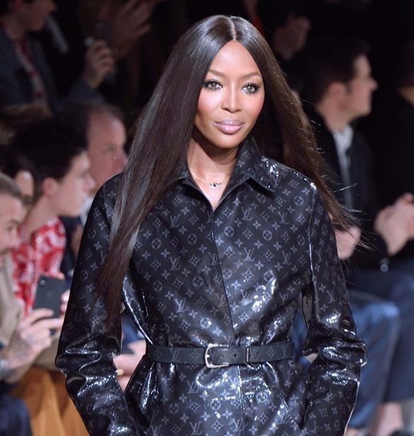 Kate Moss &#x3BA;&#x3B1;&#x3B9; &#x39D;aomi Campbell &#x3BA;&#x3BB;&#x3B5;&#x3AF;&#x3BD;&#x3BF;&#x3C5;&#x3BD; &#x3C4;&#x3BF; show &#x3C4;&#x3BF;&#x3C5; Louis Vuitton &#x3C3;&#x3C4;&#x3BF; &#x3A0;&#x3B1;&#x3C1;&#x3AF;&#x3C3;&#x3B9;