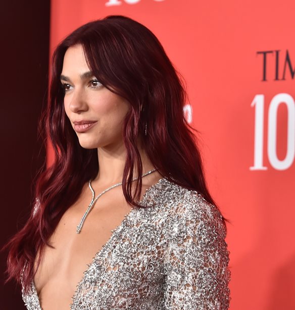H Dua Lipa &#x3AD;&#x3BB;&#x3B1;&#x3BC;&#x3C8;&#x3B5; &#x3C3;&#x3C4;&#x3B1; &#x392;&#x3C1;&#x3B1;&#x3B2;&#x3B5;&#x3AF;&#x3B1; TIME 100 &#x3BC;&#x3B5; Chanel &#x3C6;&#x3CC;&#x3C1;&#x3B5;&#x3BC;&#x3B1;