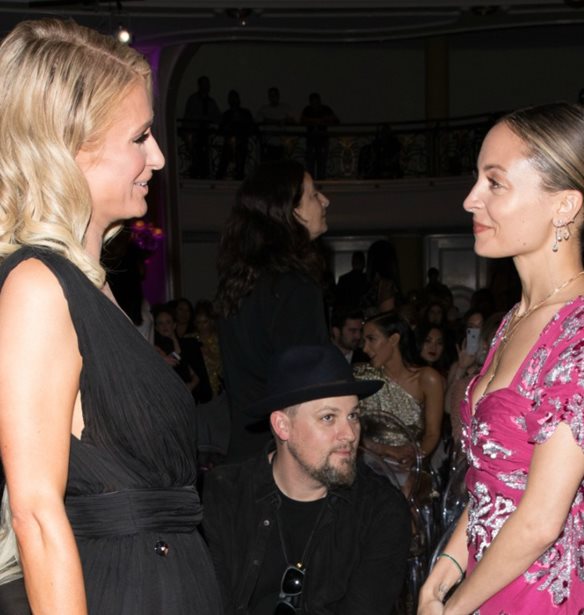 H Paris Hilton &#x3C3;&#x3C5;&#x3BD;&#x3B1;&#x3BD;&#x3C4;&#x3AE;&#x3B8;&#x3B7;&#x3BA;&#x3B5; &#x3BE;&#x3B1;&#x3BD;&#x3AC; &#x3BC;&#x3B5; &#x3C4;&#x3B7; Nicole Richie &#x3BA;&#x3AC;&#x3BD;&#x3BF;&#x3BD;&#x3C4;&#x3B1;&#x3C2; &#x3C4;&#x3BF; &#x3B1;&#x3C0;&#x3CC;&#x3BB;&#x3C5;&#x3C4;&#x3BF; &#x27;00s reunion