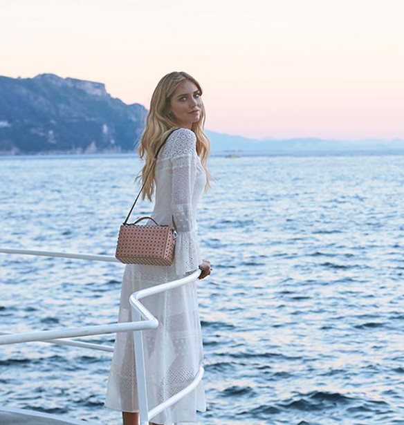 H Chiara Ferragni &#x3B5;&#x3C0;&#x3B1;&#x3BD;&#x3B1;&#x3C3;&#x3C7;&#x3B5;&#x3B4;&#x3B9;&#x3AC;&#x3B6;&#x3B5;&#x3B9; &#x3B4;&#x3CD;&#x3BF; &#x3BA;&#x3BB;&#x3B1;&#x3C3;&#x3B9;&#x3BA;&#x3AC; &#x3BA;&#x3BF;&#x3BC;&#x3BC;&#x3AC;&#x3C4;&#x3B9;&#x3B1; &#x3C4;&#x3B7;&#x3C2; Tod&#x27;s
