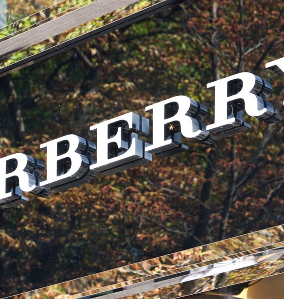 Burberry | &#x397; &#x3B9;&#x3C3;&#x3C4;&#x3BF;&#x3C1;&#x3AF;&#x3B1; &#x3C4;&#x3BF;&#x3C5; &#x3B5;&#x3BC;&#x3B2;&#x3BB;&#x3B7;&#x3BC;&#x3B1;&#x3C4;&#x3B9;&#x3BA;&#x3BF;&#x3CD; &#x3BF;&#x3AF;&#x3BA;&#x3BF;&#x3C5; &#x3C3;&#x3C4;&#x3BF; &#x3BD;&#x3AD;&#x3BF; &#x3B2;&#x3B9;&#x3B2;&#x3BB;&#x3AF;&#x3BF; &#x3C4;&#x3BF;&#x3C5; Alexander Fury
