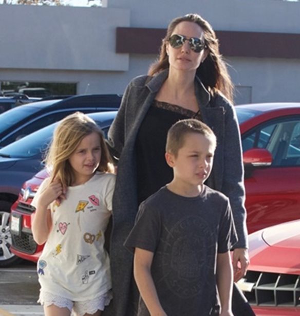 Angelina Jolie: &#x3A0;&#x3BF;&#x3CD; &#x3C4;&#x3B7;&#x3BD; &#x3C3;&#x3C5;&#x3BD;&#x3AD;&#x3BB;&#x3B1;&#x3B2;&#x3B5; &#x3BF; &#x3C6;&#x3C9;&#x3C4;&#x3BF;&#x3B3;&#x3C1;&#x3B1;&#x3C6;&#x3B9;&#x3BA;&#x3CC;&#x3C2; &#x3C6;&#x3B1;&#x3BA;&#x3CC;&#x3C2;;