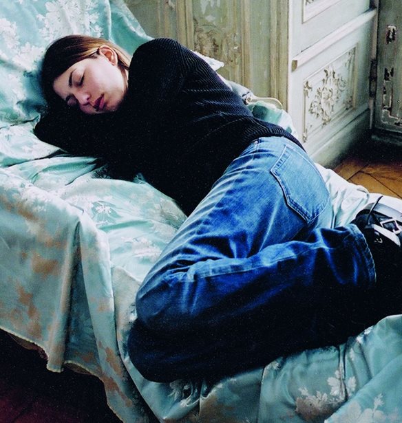 Sofia Coppola: &#x3A4;&#x3BF; &#x3C0;&#x3C1;&#x3CE;&#x3C4;&#x3BF; &#x3C4;&#x3B7;&#x3C2; coffee table album &#x3BC;&#x3B1;&#x3C2; &#x3B2;&#x3AC;&#x3B6;&#x3B5;&#x3B9; &#x3C3;&#x3C4;&#x3B1; &#x3C0;&#x3B1;&#x3C1;&#x3B1;&#x3C3;&#x3BA;&#x3AE;&#x3BD;&#x3B9;&#x3B1; &#x3C4;&#x3B7;&#x3C2; &#x3BA;&#x3B1;&#x3C1;&#x3B9;&#x3AD;&#x3C1;&#x3B1;&#x3C2; &#x3C4;&#x3B7;&#x3C2;