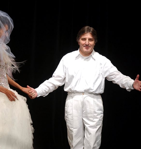 &#x3A0;&#x3AD;&#x3B8;&#x3B1;&#x3BD;&#x3B5; &#x3BF; &#x3B8;&#x3C1;&#x3C5;&#x3BB;&#x3B9;&#x3BA;&#x3CC;&#x3C2; &#x3C3;&#x3C7;&#x3B5;&#x3B4;&#x3B9;&#x3B1;&#x3C3;&#x3C4;&#x3AE;&#x3C2; Emanuel Ungaro