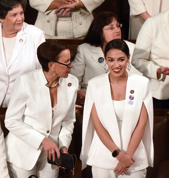 &#x397; Alexandria Ocasio-Cortez &#x3AD;&#x3BA;&#x3B1;&#x3BD;&#x3B5; &#x3BC;&#x3AF;&#x3B1; &#x3B5;&#x3BC;&#x3C6;&#x3AC;&#x3BD;&#x3B9;&#x3C3;&#x3B7; &#x3BC;&#x3B5; &#x3C0;&#x3BF;&#x3BB;&#x3BB;&#x3B1;&#x3C0;&#x3BB;&#x3AC; &#x3BC;&#x3B7;&#x3BD;&#x3CD;&#x3BC;&#x3B1;&#x3C4;&#x3B1; - &#x3C6;&#x3BF;&#x3C1;&#x3CE;&#x3BD;&#x3C4;&#x3B1;&#x3C2; total white ZARA