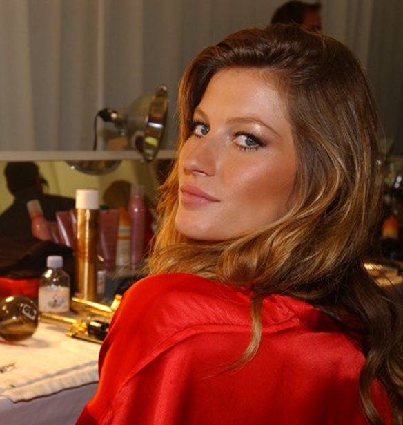 &#x3A0;&#x3CE;&#x3C2; &#x3B2;&#x3AC;&#x3C6;&#x3B5;&#x3C4;&#x3B1;&#x3B9; &#x3B7; Gisele; &#x397; &#x3AF;&#x3B4;&#x3B9;&#x3B1; &#x3B1;&#x3C0;&#x3BF;&#x3BA;&#x3B1;&#x3BB;&#x3CD;&#x3C0;&#x3C4;&#x3B5;&#x3B9; &#x3CC;&#x3BB;&#x3B1; &#x3C4;&#x3B1; &#x3BC;&#x3C5;&#x3C3;&#x3C4;&#x3B9;&#x3BA;&#x3AC;