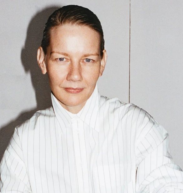 &#x397; Sandra H&#xFC;ller &#x3C6;&#x3C9;&#x3C4;&#x3BF;&#x3B3;&#x3C1;&#x3B1;&#x3C6;&#x3AF;&#x3B6;&#x3B5;&#x3C4;&#x3B1;&#x3B9; &#x3B3;&#x3B9;&#x3B1; &#x3C4;&#x3B7; &#x3BD;&#x3AD;&#x3B1; &#x3BA;&#x3B1;&#x3BC;&#x3C0;&#x3AC;&#x3BD;&#x3B9;&#x3B1; &#x3C4;&#x3B7;&#x3C2; Phoebe Philo